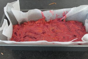 Cakevorm-mengsel- rode bieten-wortelcake