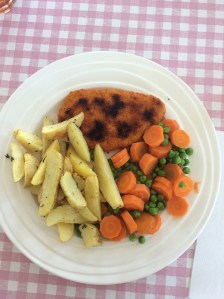 Mijn vriend en ik aten dit op een zondagmiddag met een kippenschnitzel, wortels en doperwtjes.