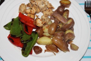 Wij aten de gegrilde paprika met aardappels uit de oven en kip.