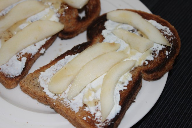 toast met peer en ricotta en honing