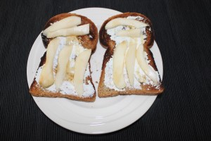 Toast met peer en ricotta en honing-lovetocookhealthy