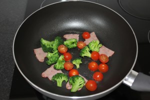 groente-omelet-met-kalkoen-bacon-lovetocookhealthy1-2
