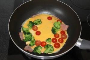 groente-omelet-met-kalkoen-bacon-lovetocookhealthy1-3