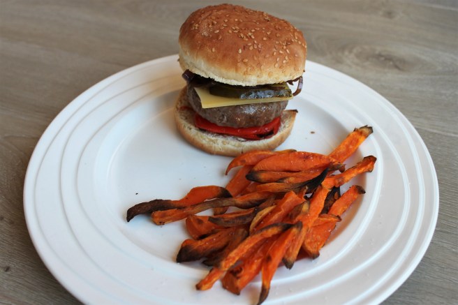 hamburger-met-zoete-aardappelfriet-lovetocookhealthy