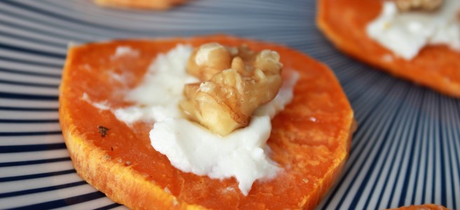 Zoete aardappel crostini met geitenkaas en honing