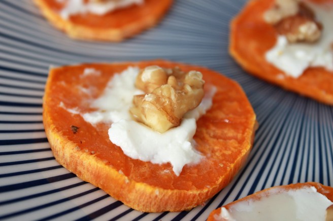 Zoete aardappel crostini met geitenkaas en honing