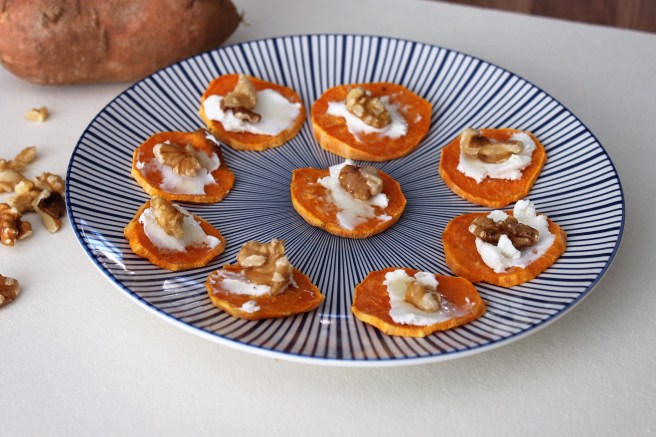 Zoete aardappel crostini met geitenkaas en honing