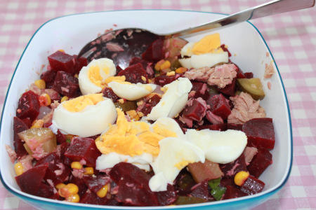 Rode bietensalade met tonijn
