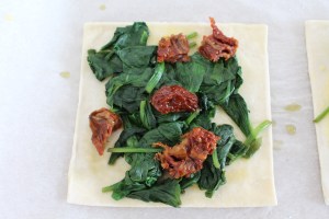Minipizza-met-spinazie-en-zongedroogdetomaat-lovetocookhealthy
