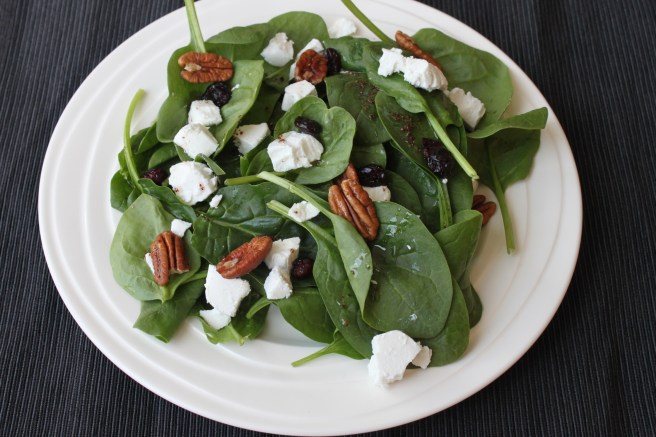 Spinaziesalade met pecannoten en sumak