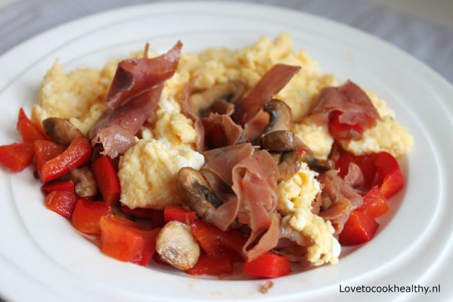 Roerei met serrano ham, champignons en paprika