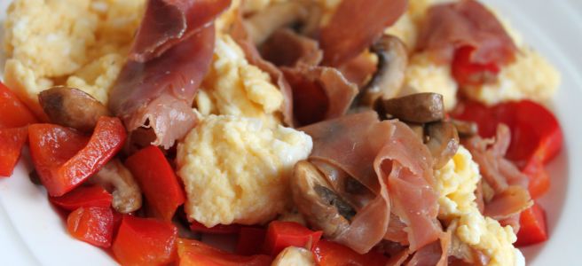 Roerei met serrano ham, champignons en paprika