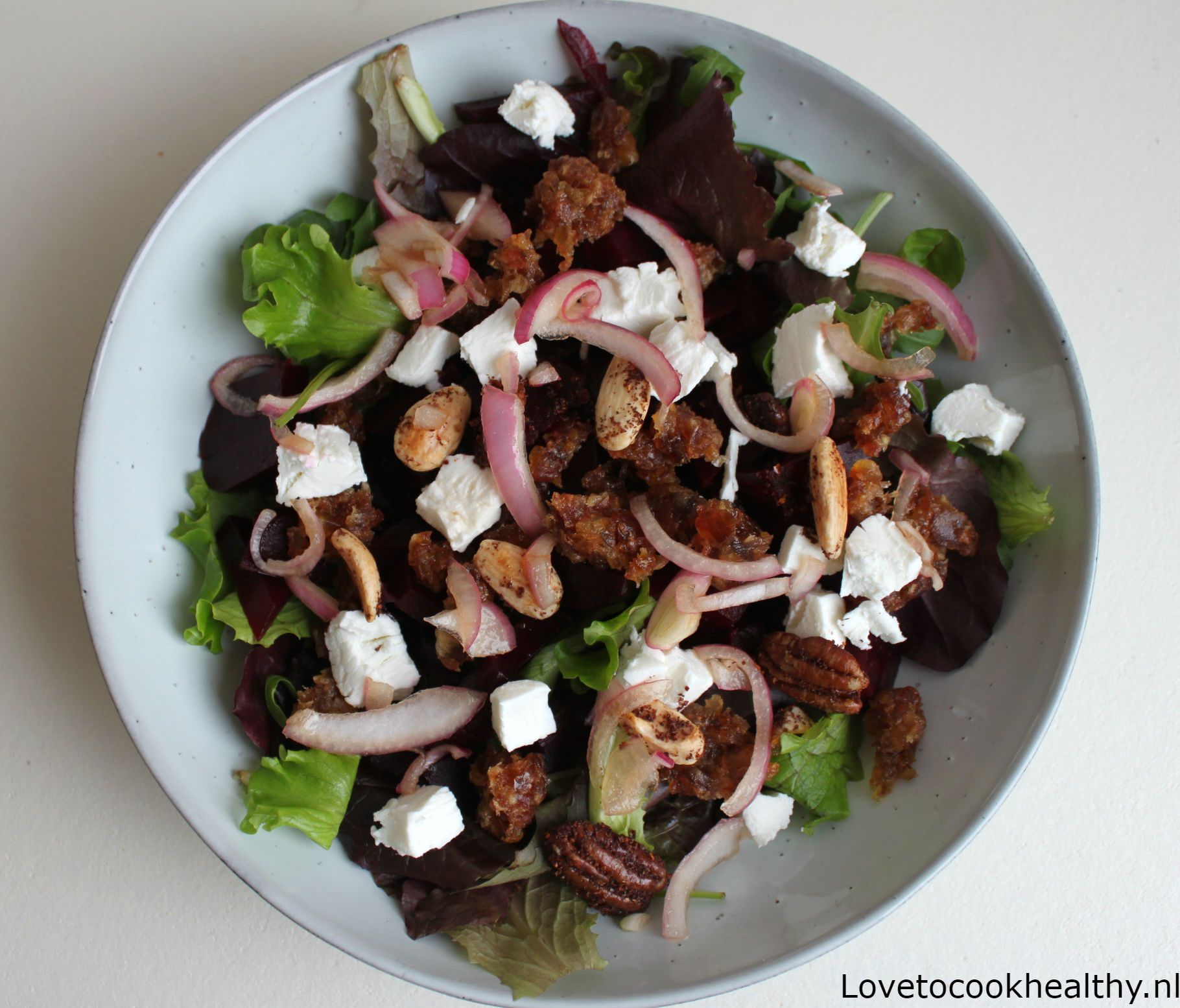 Rode bietensalade met spicy amandelen en pecannoten, geitenkaas en dadels