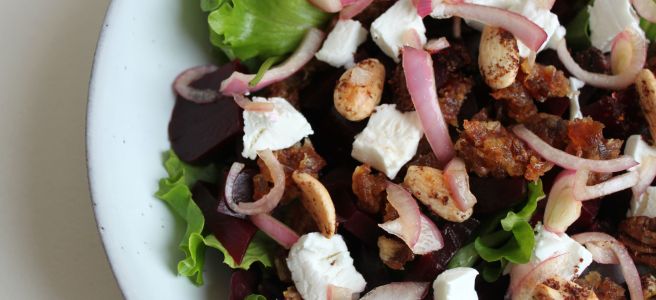 Rode bietensalade met spicy amandelen en pecannoten, geitenkaas en dadels