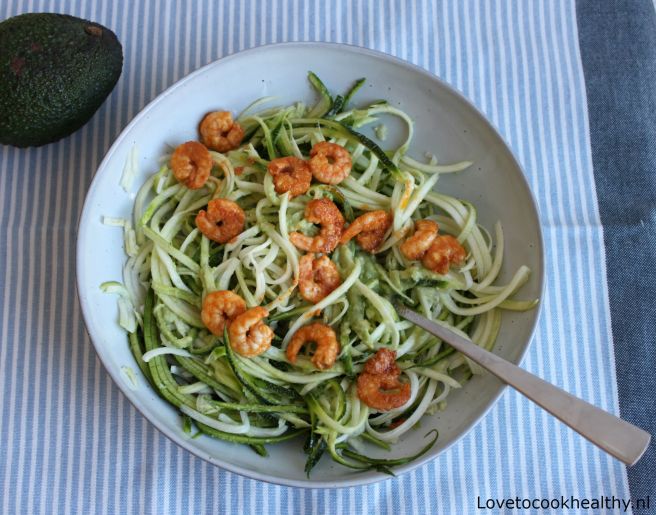Courgetti met garnalen en avocadosaus
