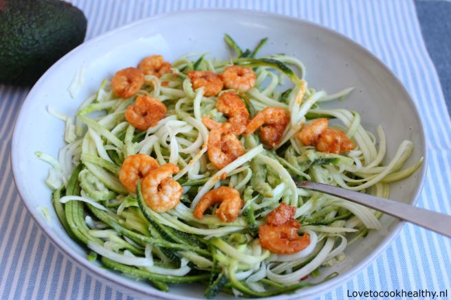Courgetti met garnalen en avocadosaus