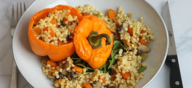 Paprika met parelcouscous en kip