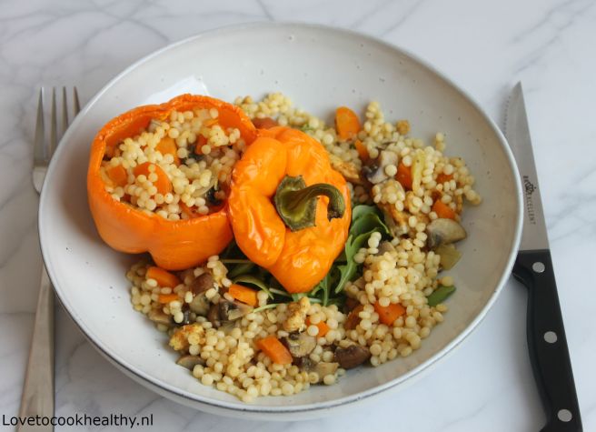 Paprika met parelcouscous en kip