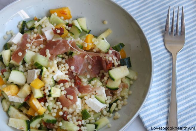Parelcouscous met feta en parmaham