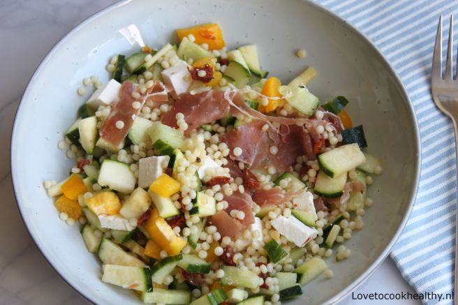 Parelcouscous met feta en parmaham