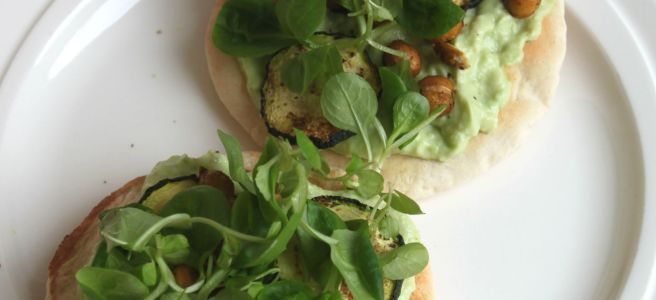 Pita pizza's met avocado