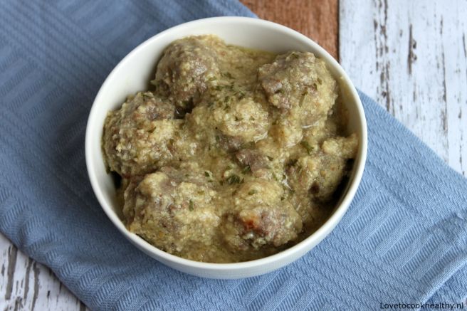 Albóndigas met amandelsaus. Spaanse gehaktballetjes