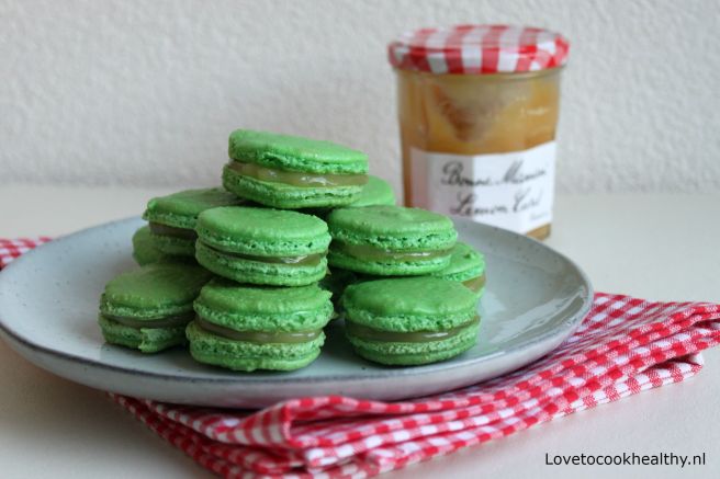Lemon curd macarons