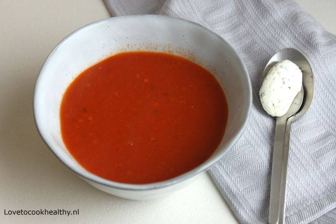 Tomatensoep met kruiden roomkaas