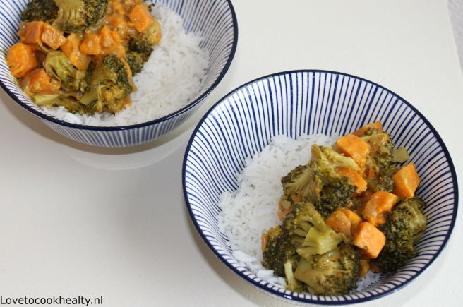 Broccolicurry met zoete aardappelen