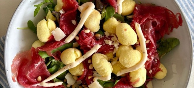 Knapperige gnocchi carpaccio salade