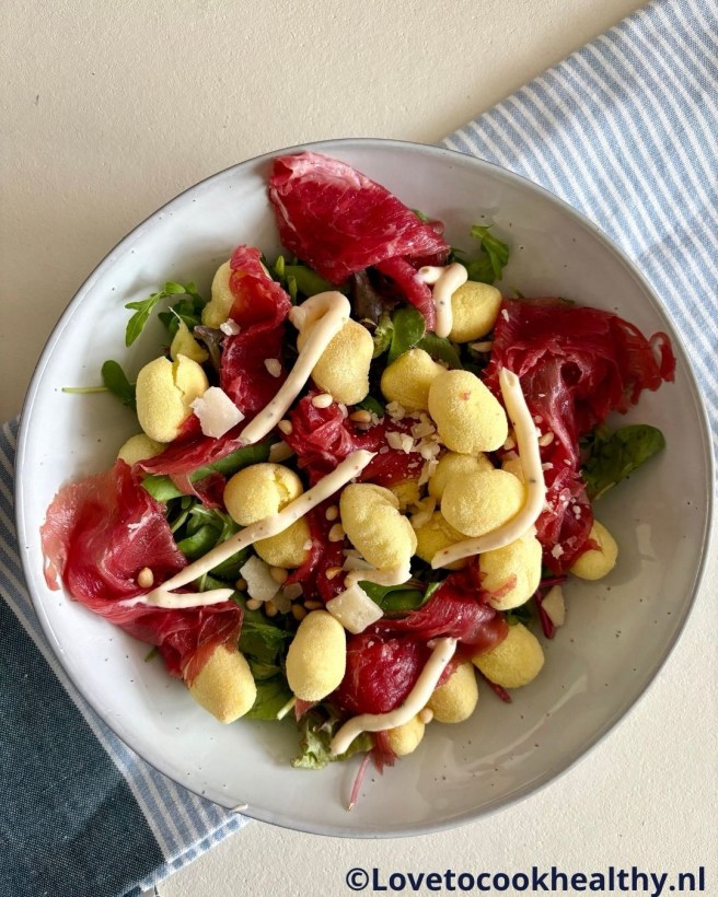 Knapperige gnocchi carpaccio salade