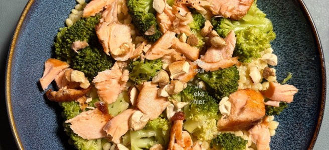 Parelcouscous met broccoli en zalm en noten.