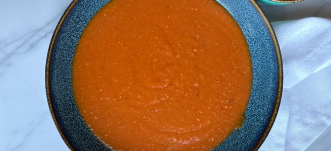 Rode linzensoep uit de slowcooker.