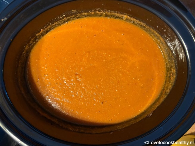 Rode linzensoep uit de slowcooker.