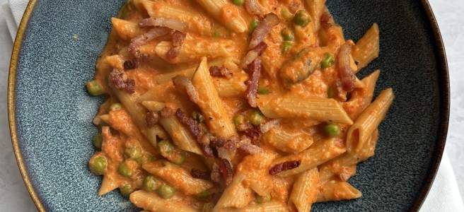 Romige pasta met geroosterde paprikasaus.