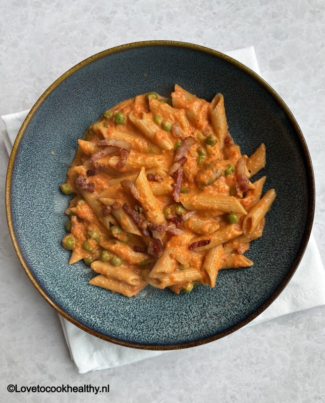 Romige pasta met geroosterde paprikasaus.