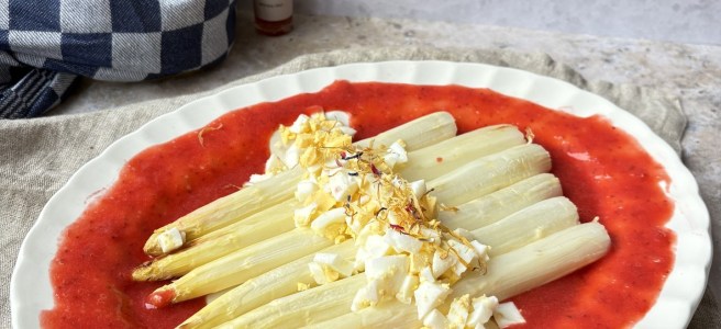Asperges met aardbei en ei.