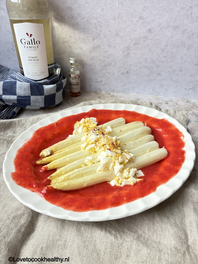 Asperges met aardbei en ei.