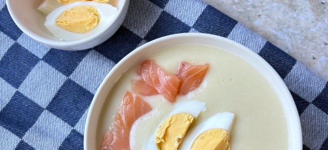Aspergesoep met ei en zalm