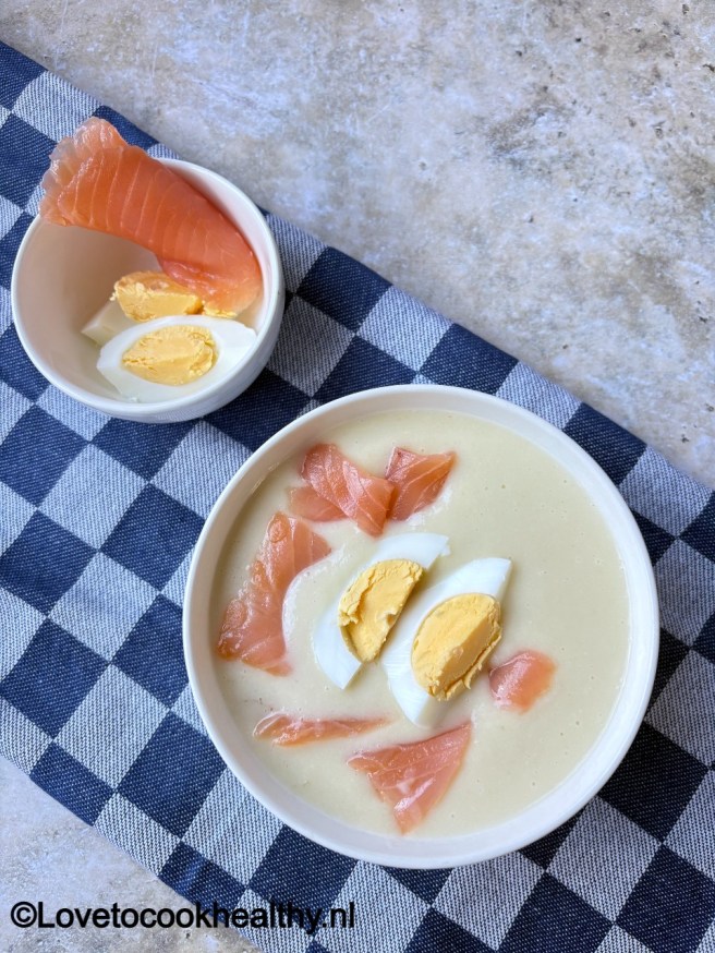 Aspergesoep met ei en zalm