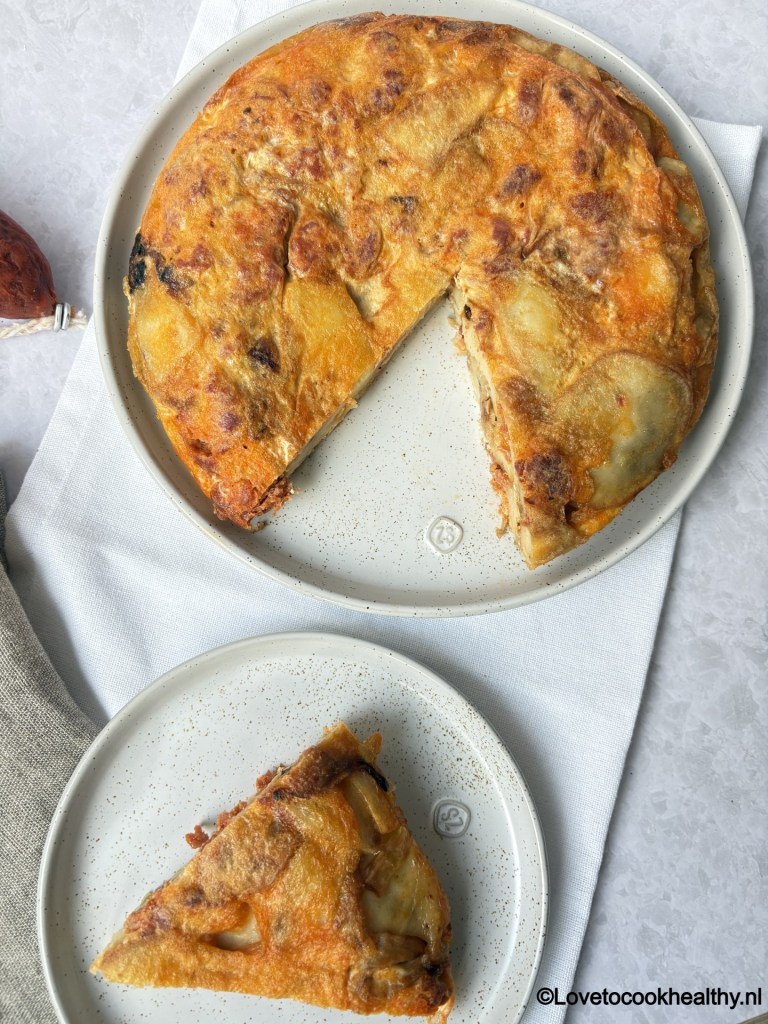Tortilla de chorizo - Tortilla met chorizo.