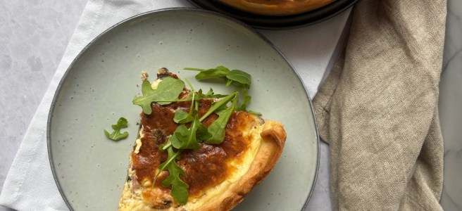 Hartige taart met champignons en spekjes.