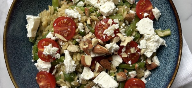 Orzo met pesto, sperziebonen en feta.