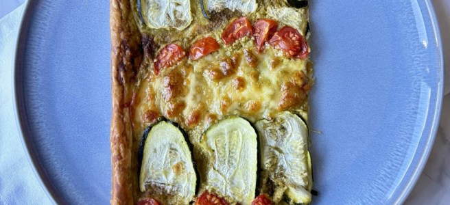 Plaattaart met courgette, tomaat en pesto.