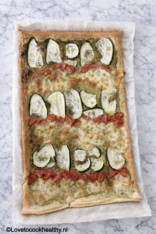 Plaattaart met courgette, tomaat en pesto.