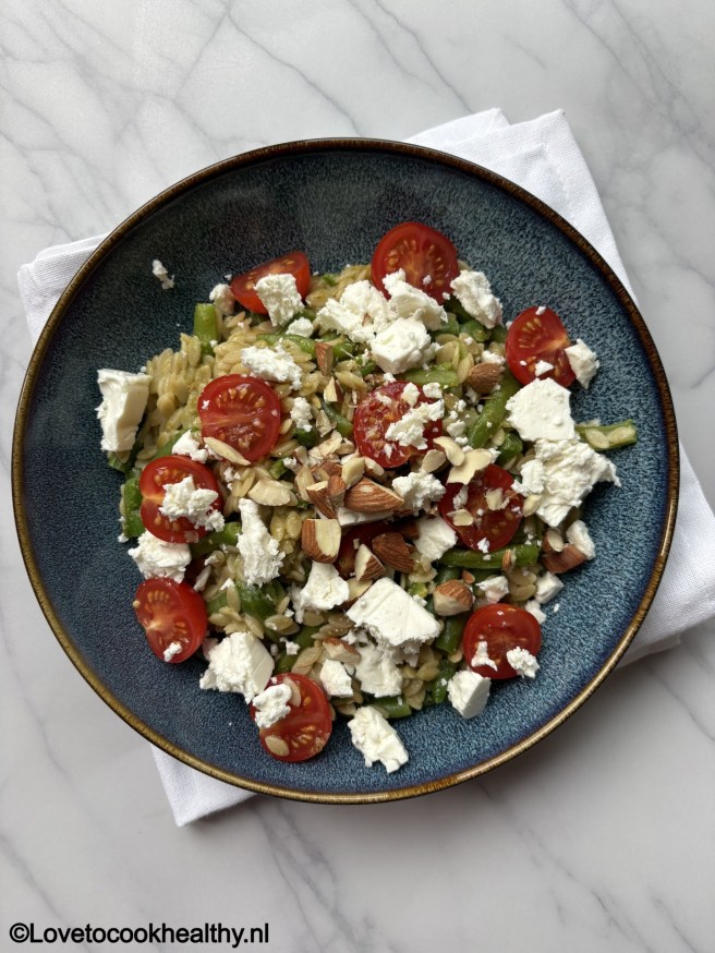 Orzo met pesto, sperziebonen en feta.