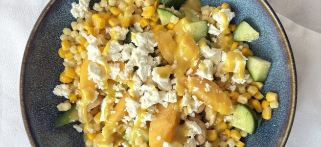 Parelcouscoussalade met nectarine en feta.