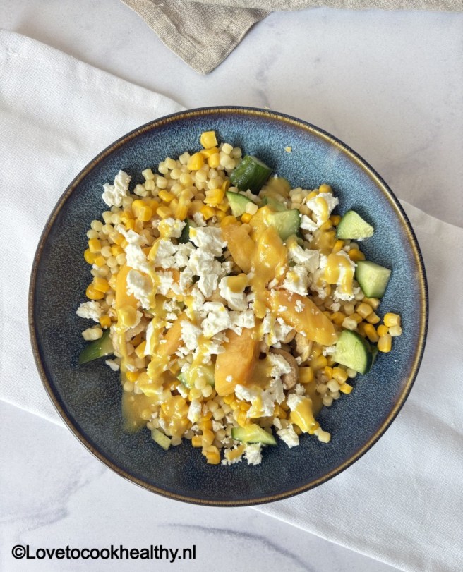 Parelcouscoussalade met nectarine en feta.