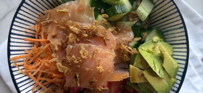 Pokebowl zalm en avocado.