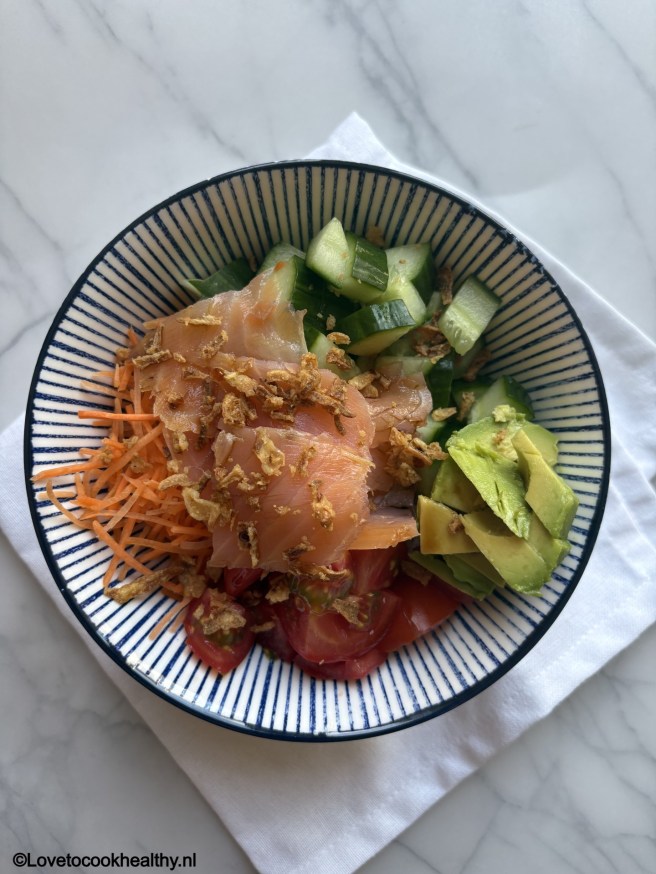 Pokebowl zalm en avocado.